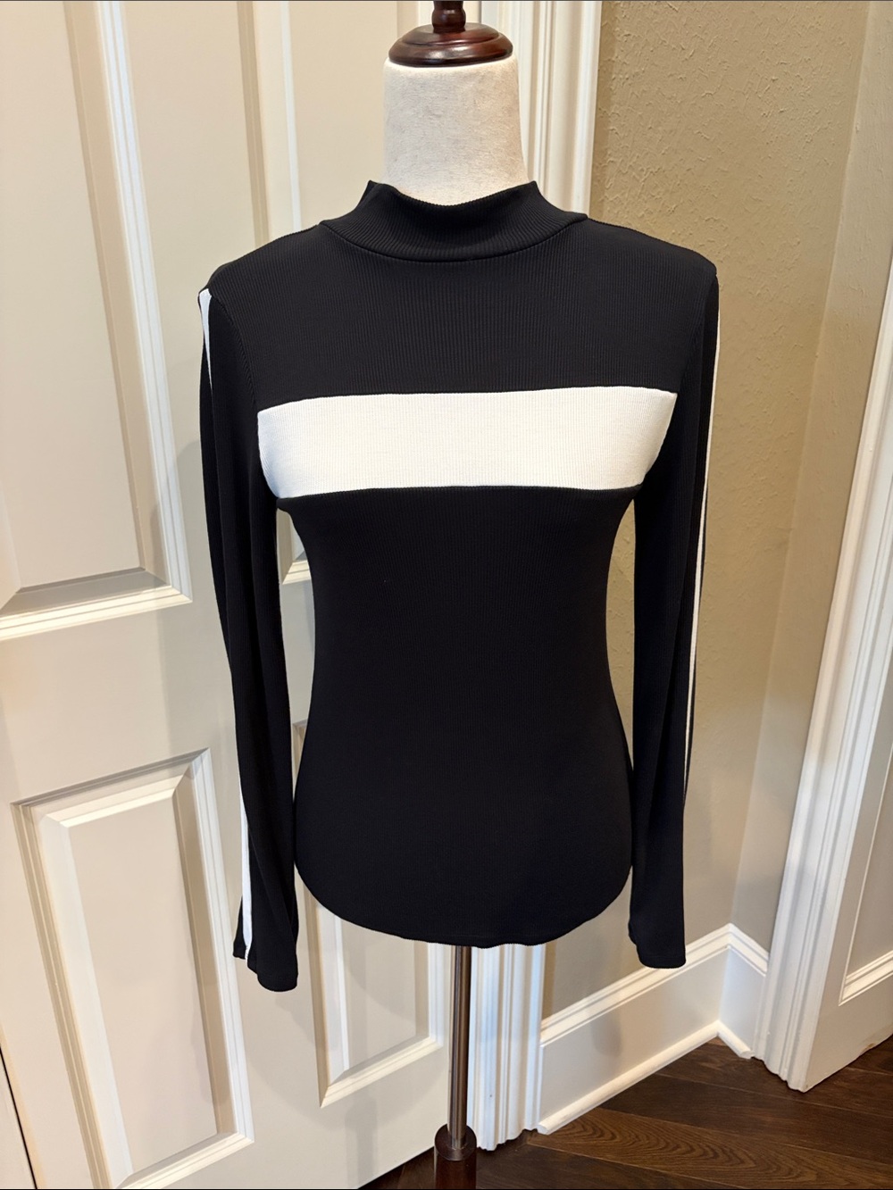 Lou & Grey Colorblock Mock Neck Top Black/White M - Picture 2 of 5